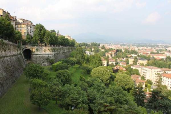 Venetiaanse muren in Bergamo foto