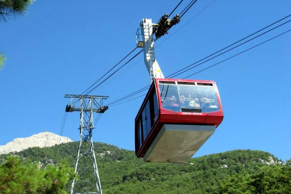 Téléphérique jusqu'au sommet de la montagne Tahtali photo