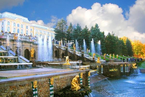 La gran cascada en Peterhof foto