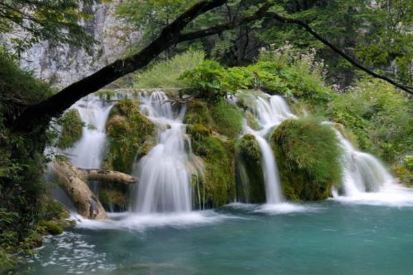 Dreiunddreißig Wasserfälle Foto