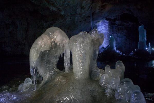 Foto della grotta di ghiaccio di Askinskaya