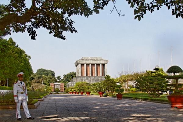 Badin-Platz: Mausoleum, Ho-Chi-Minh-Haus und Museum, Foto des Präsidentenpalastes