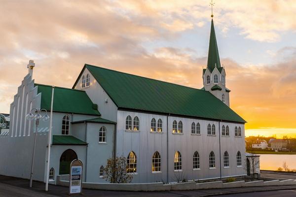 Iglesia libre de Reykjavik photo