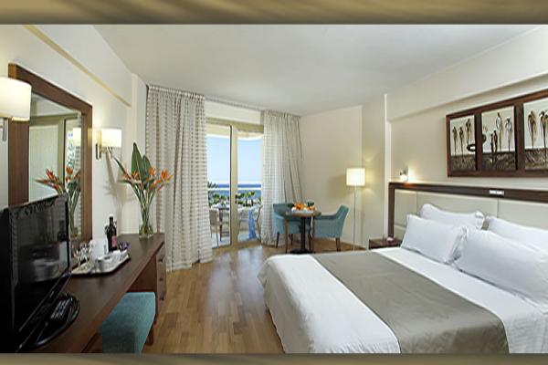 Foto de Golden Bay Beach Hotel