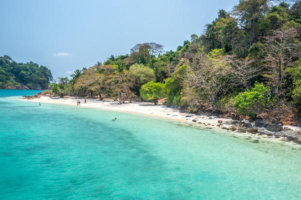 Photo de la plage de sable blanc