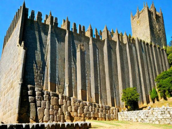 Guimaraes Castle photo