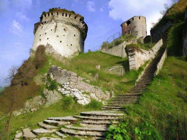 Petrela Castle photo